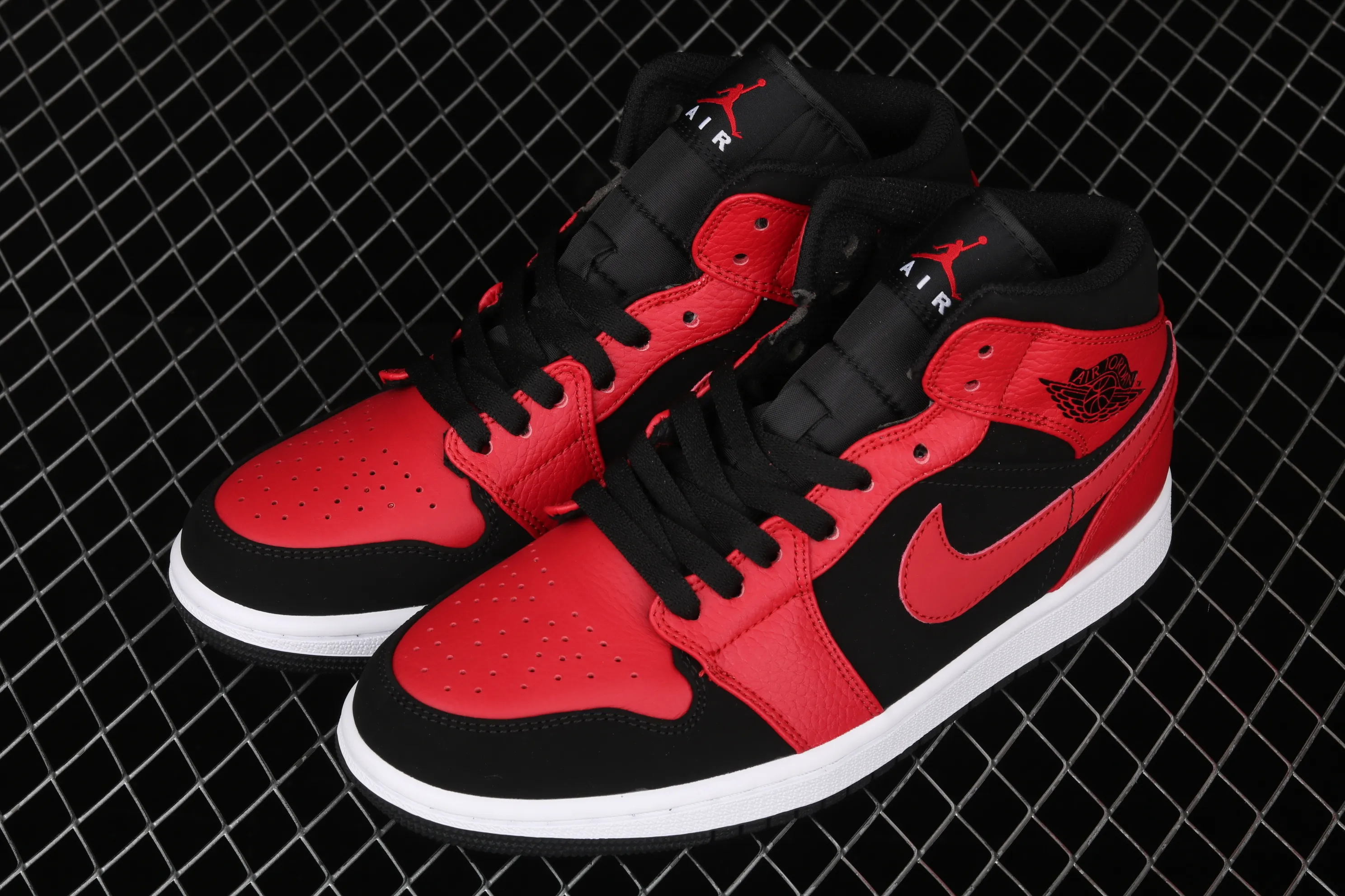 All categories Air Jordan Jordan series basketball shoes Air Jordan 1 Mid special price G version pure original Air Jordan 1 Mid AJ1 Joe 1 Xiaoban wear 554724-054